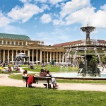 Schlossplatz Stuttgart mit Brunnen im Sommer